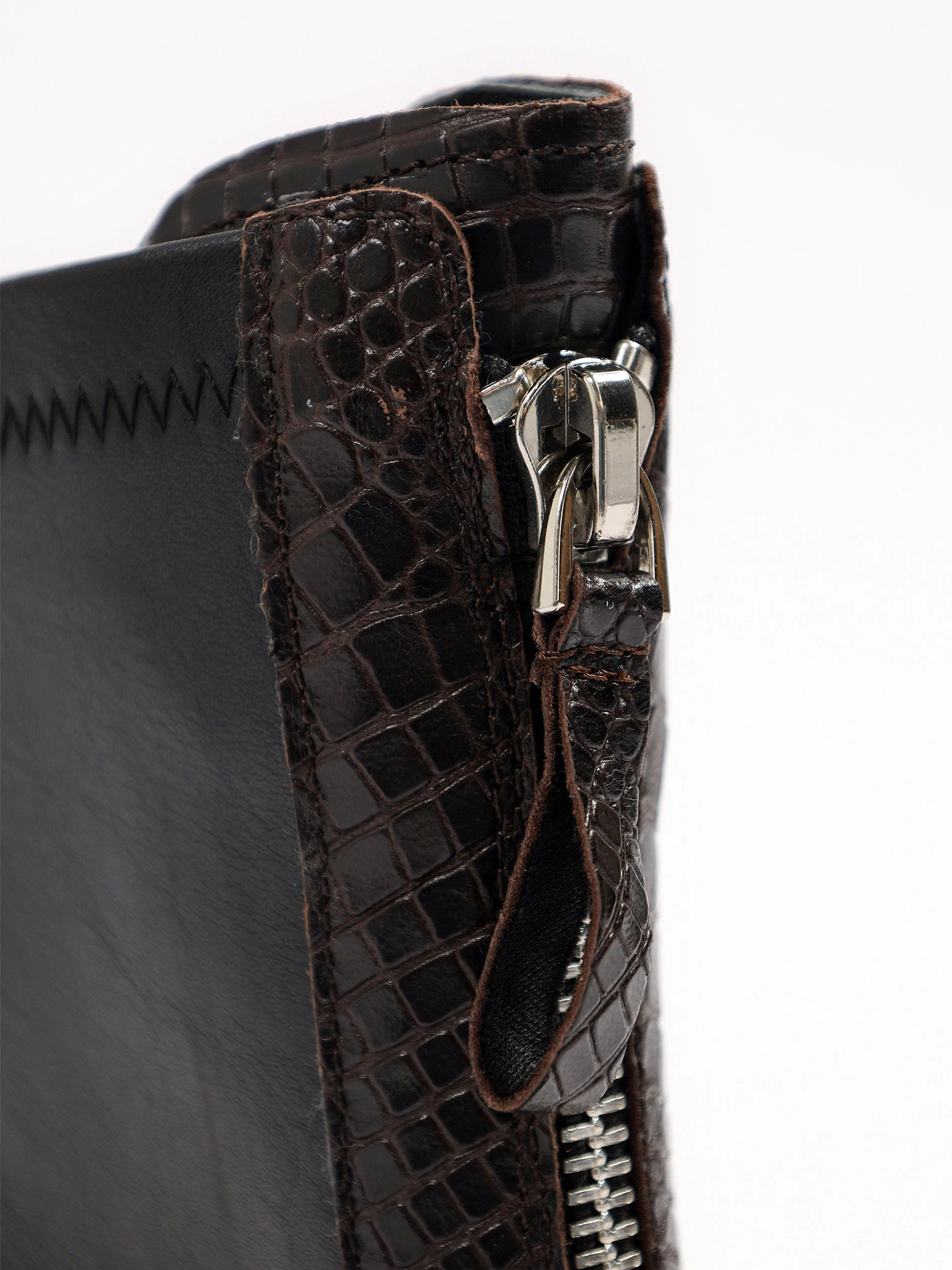 Ботинки черного цвета с декоративным замком на широком высоком каблуке